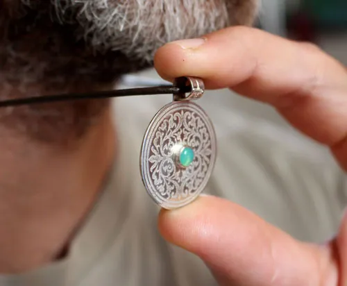 El árbol del recinto sagrado, dije escudo medieval en plata y crisoprasa