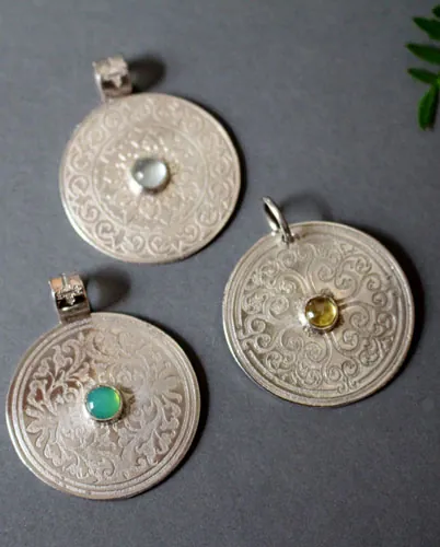 El árbol del recinto sagrado, dije escudo medieval en plata y crisoprasa
