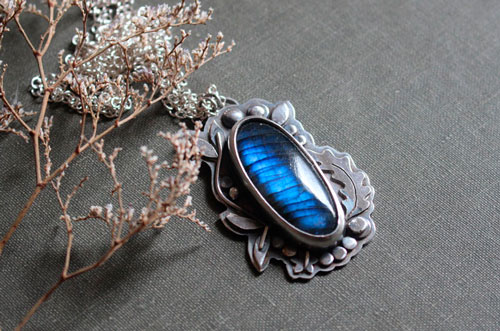 El arroyo del claro, collar orgánico en plata y labradorita