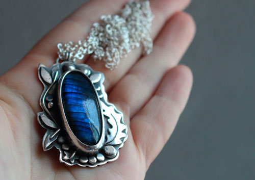 El arroyo del claro, collar orgánico en plata y labradorita