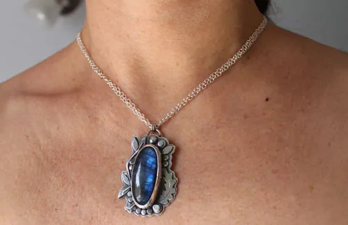 El arroyo del claro, collar orgánico en plata y labradorita