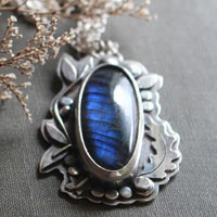 El arroyo del claro, collar orgánico en plata y labradorita