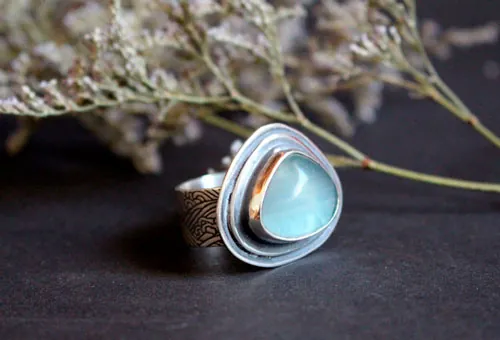 El azul de las olas, anillo movimiento del mar en plata y fluorita