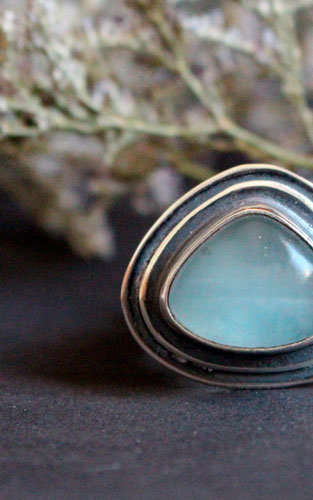 El azul de las olas, anillo movimiento del mar en plata y fluorita