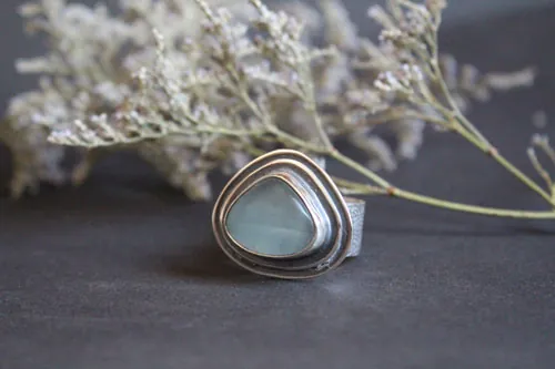 El azul de las olas, anillo movimiento del mar en plata y fluorita
