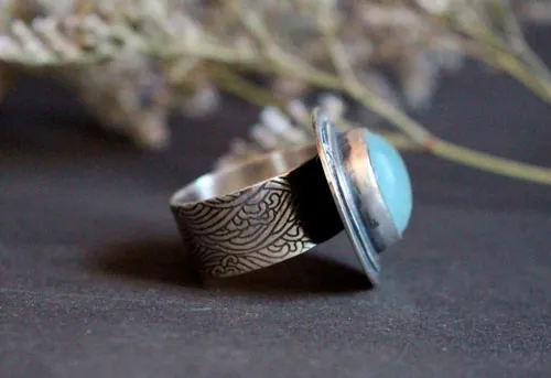 El azul de las olas, anillo movimiento del mar en plata y fluorita