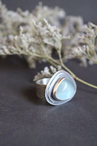 El azul de las olas, anillo movimiento del mar en plata y fluorita