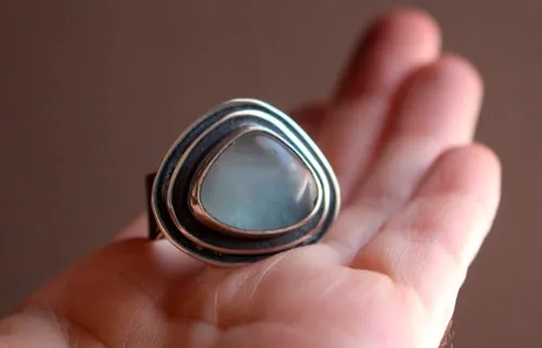 El azul de las olas, anillo movimiento del mar en plata y fluorita