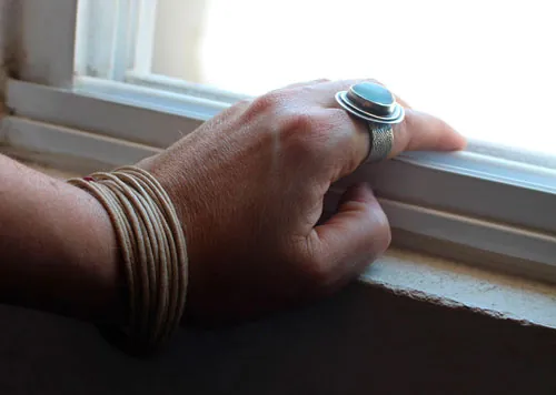 El azul de las olas, anillo movimiento del mar en plata y fluorita
