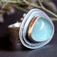 El azul de las olas, anillo movimiento del mar en plata y fluorita