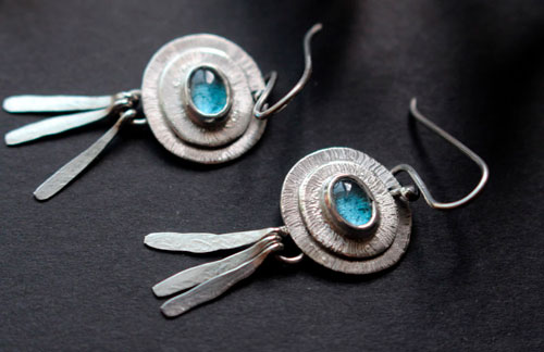 El azul del cielo, aretes de felicidad en plata y espinela