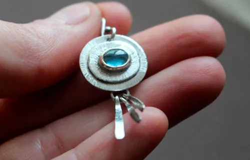 El azul del cielo, aretes de felicidad en plata y espinela
