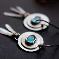 El azul del cielo, aretes de felicidad en plata y espinela