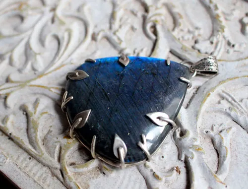 El bosque azul, dije élfico en plata y labradorita