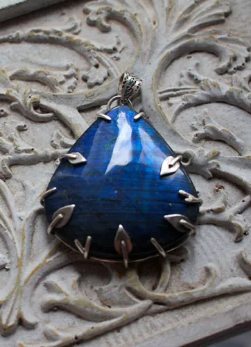 El bosque azul, dije élfico en plata y labradorita