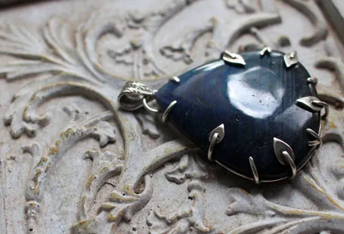 El bosque azul, dije élfico en plata y labradorita