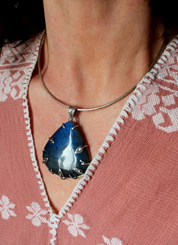 El bosque azul, dije élfico en plata y labradorita