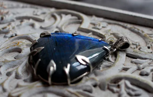 El bosque azul, dije élfico en plata y labradorita