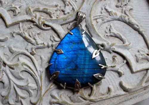 El bosque azul, dije élfico en plata y labradorita