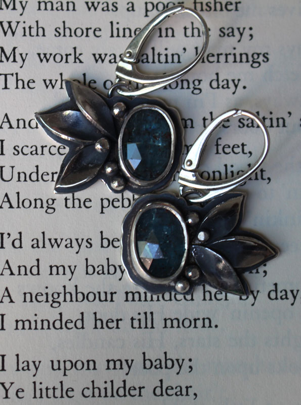 El canto de las flores, aretes botánicos en plata y cianita