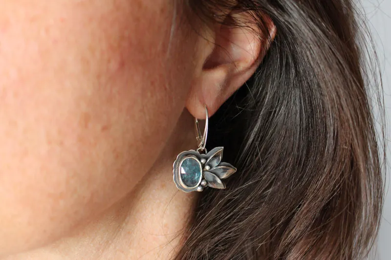 El canto de las flores, aretes botánicos en plata y cianita