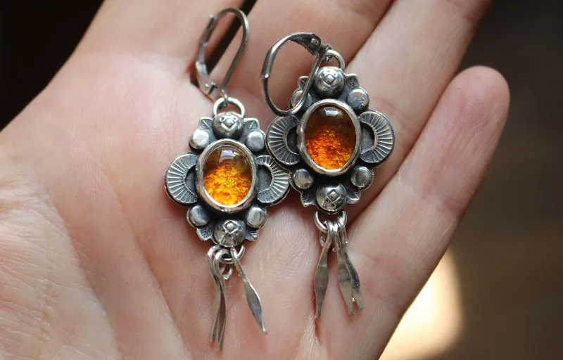 El canto de las luciérnagas-ámbar, aretes luz nocturna en plata y ámbar