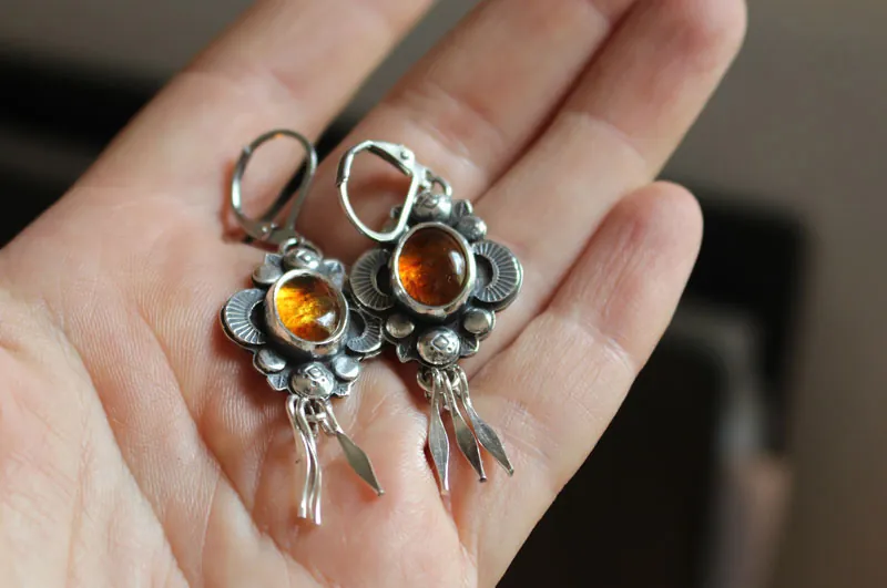 El canto de las luciérnagas-ámbar, aretes luz nocturna en plata y ámbar