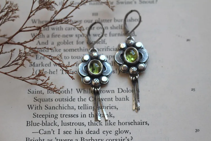 El canto de las luciérnagas peridoto, aretes guía insecto en plata y peridoto