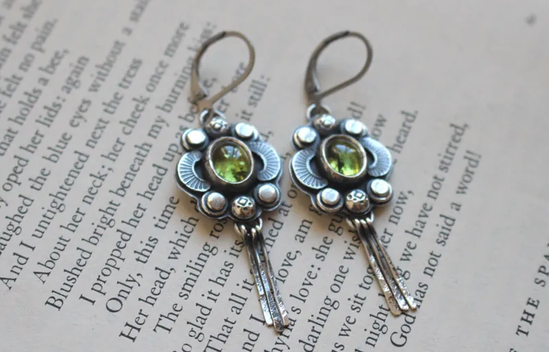 El canto de las luciérnagas peridoto, aretes guía insecto en plata y peridoto