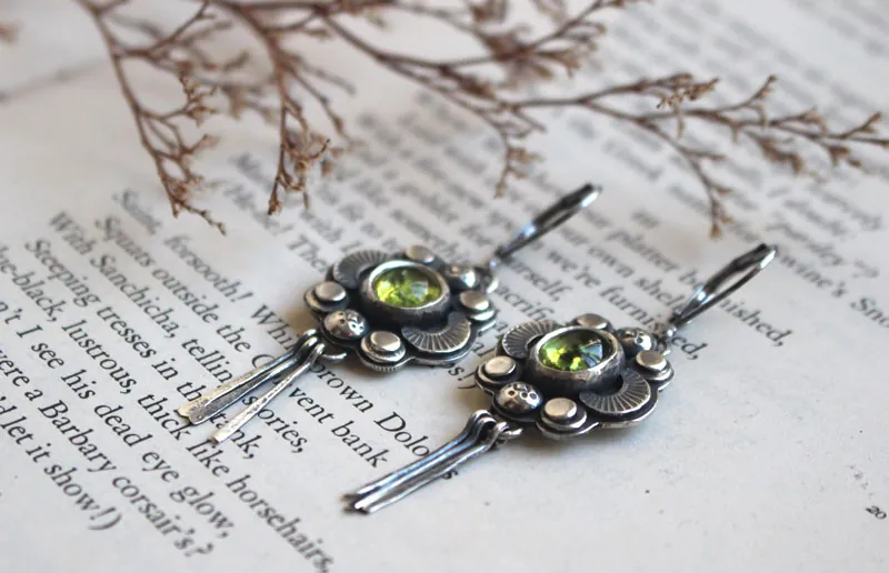 El canto de las luciérnagas peridoto, aretes guía insecto en plata y peridoto