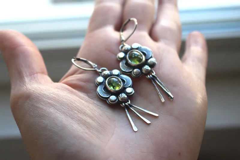 El canto de las luciérnagas peridoto, aretes guía insecto en plata y peridoto