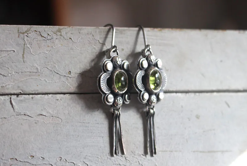 El canto de las luciérnagas peridoto, aretes guía insecto en plata y peridoto