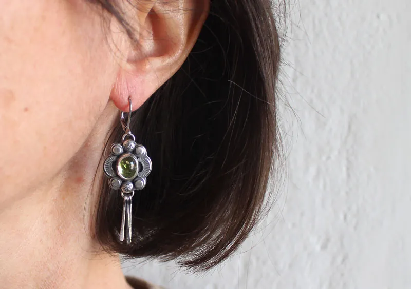El canto de las luciérnagas peridoto, aretes guía insecto en plata y peridoto