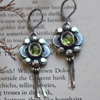 El canto de las luciérnagas peridoto, aretes guía insecto en plata y peridoto