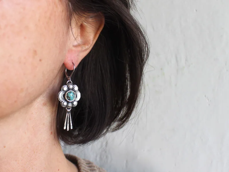 El canto de las luciérnagas tonos turquesa, aretes guía insecto en plata y turquesa