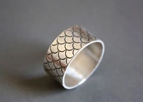El canto de las sirenas, anillo escamas de pez en plata