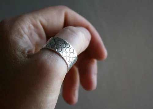 El canto de las sirenas, anillo escamas de pez en plata