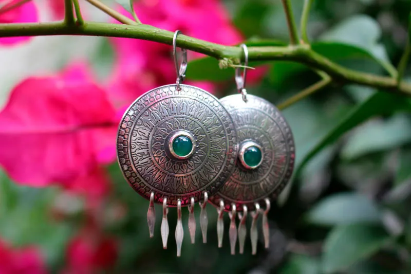 El canto de los hombres, aretes de comunión en plata y ágata verde