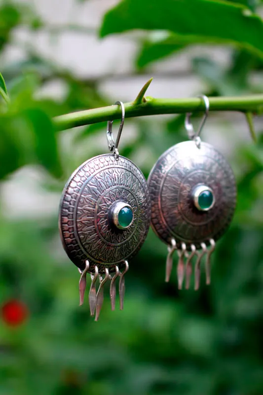 El canto de los hombres, aretes de comunión en plata y ágata verde
