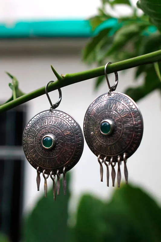 El canto de los hombres, aretes de comunión en plata y ágata verde