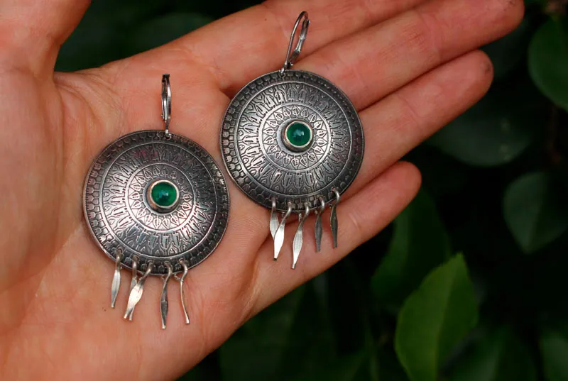 El canto de los hombres, aretes de comunión en plata y ágata verde