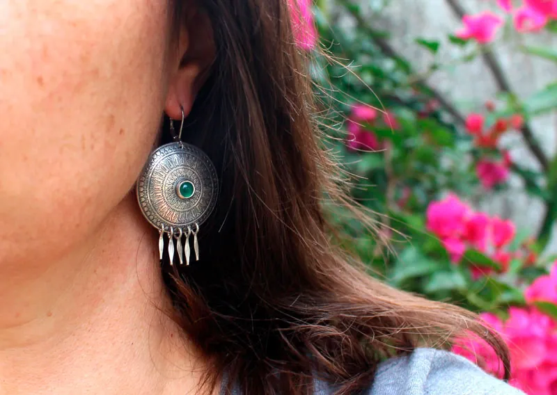 El canto de los hombres, aretes de comunión en plata y ágata verde