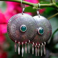 El canto de los hombres, aretes de comunión en plata y ágata verde