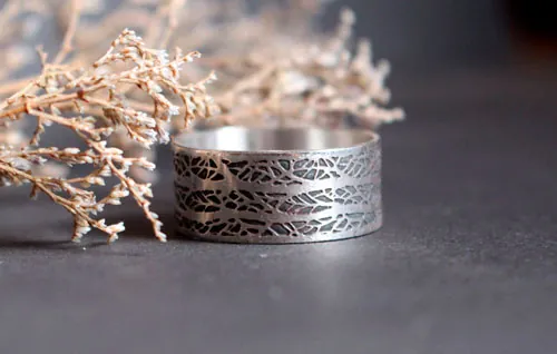 El canto del bosque, anillo ramas de árbol en plata