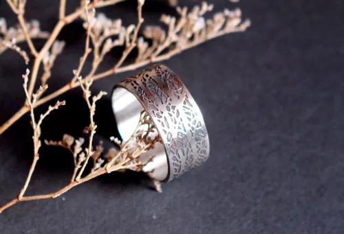 El canto del bosque, anillo ramas de árbol en plata