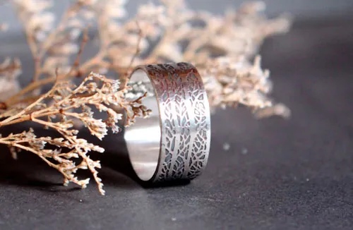 El canto del bosque, anillo ramas de árbol en plata
