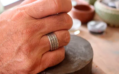 El canto del bosque, anillo ramas de árbol en plata