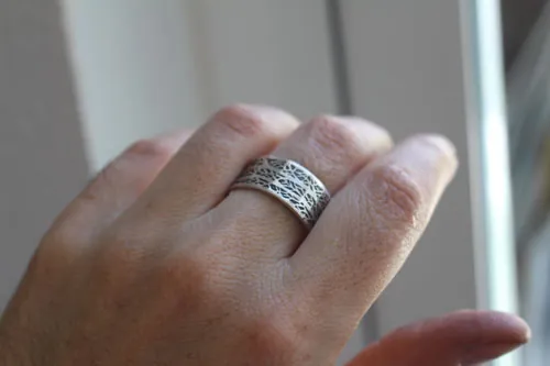 El canto del bosque, anillo ramas de árbol en plata