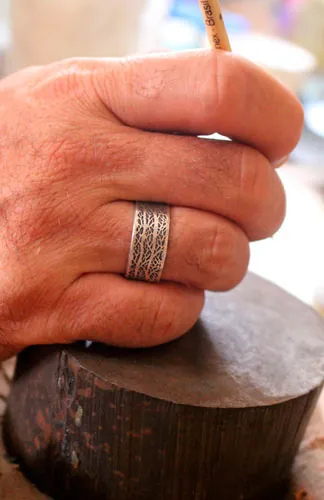El canto del bosque, anillo ramas de árbol en plata