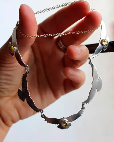 El canto del sol, collar aves en plata y zircón amarillo